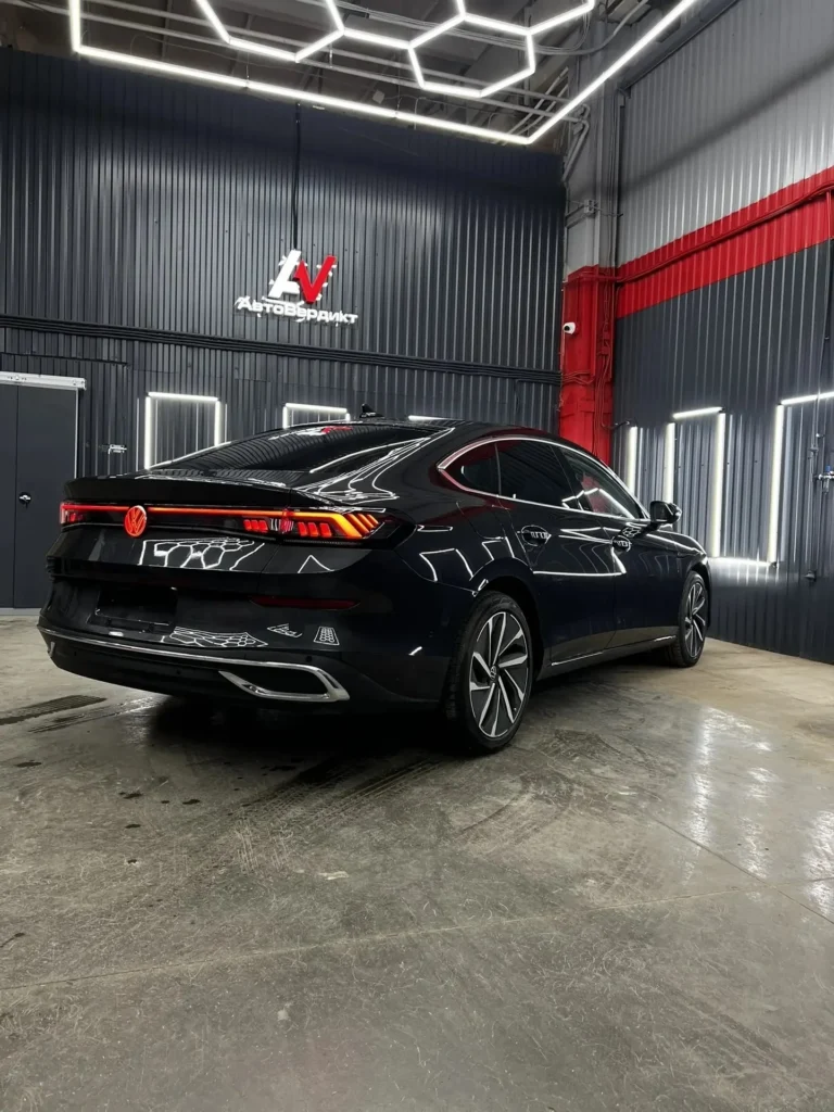 Автомобиль в зале центра АвтоВердикт на фоне стены с логотипом