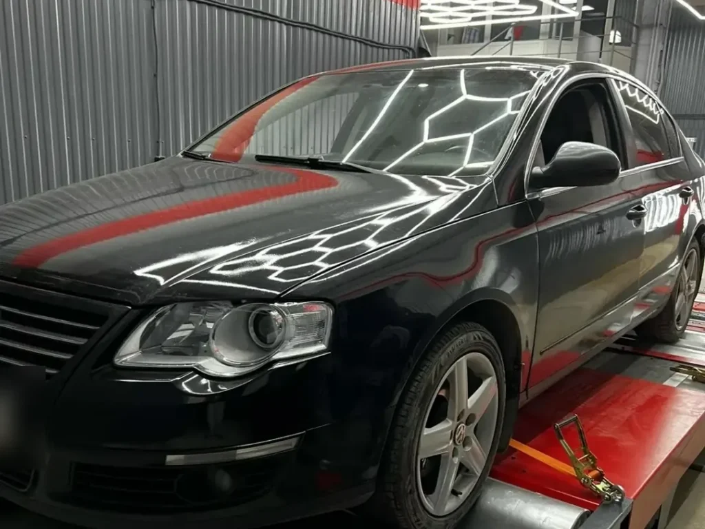 Автомобиль на стенде под шестигранным светом центра АвтоВердикт