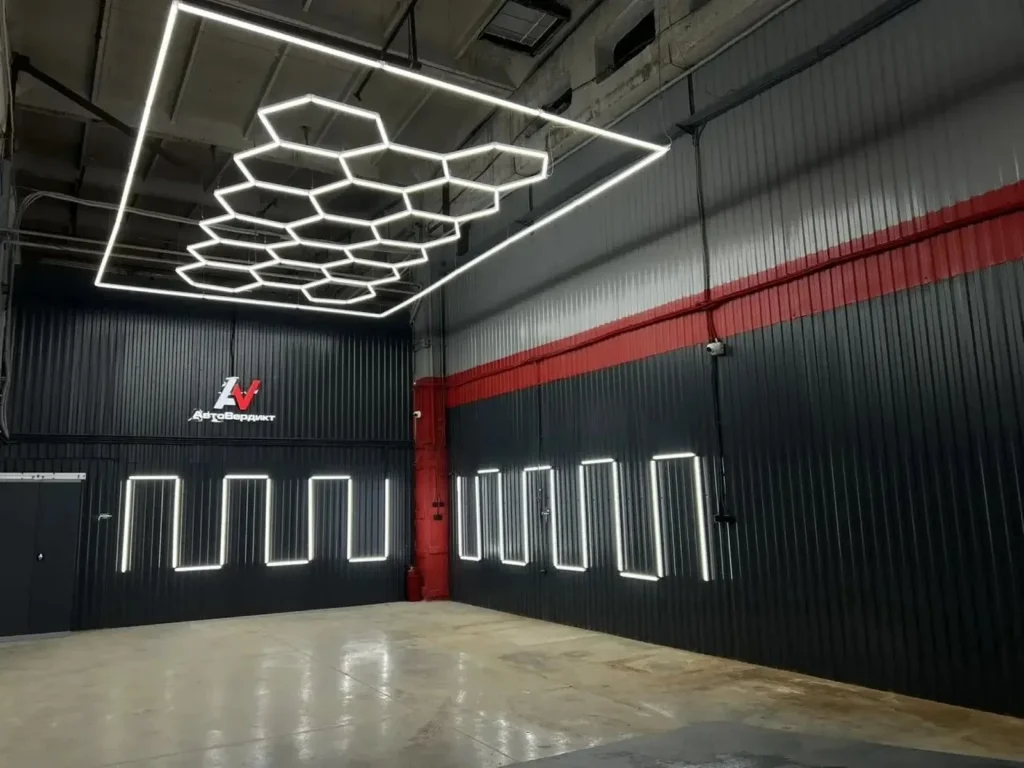 Стена с логотипом АвтоВердикт под шестигранным светом в зале проверки