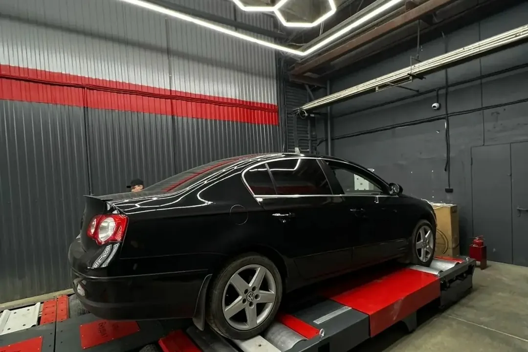 Автомобиль на диагностическом стенде в центре АвтоВердикт
