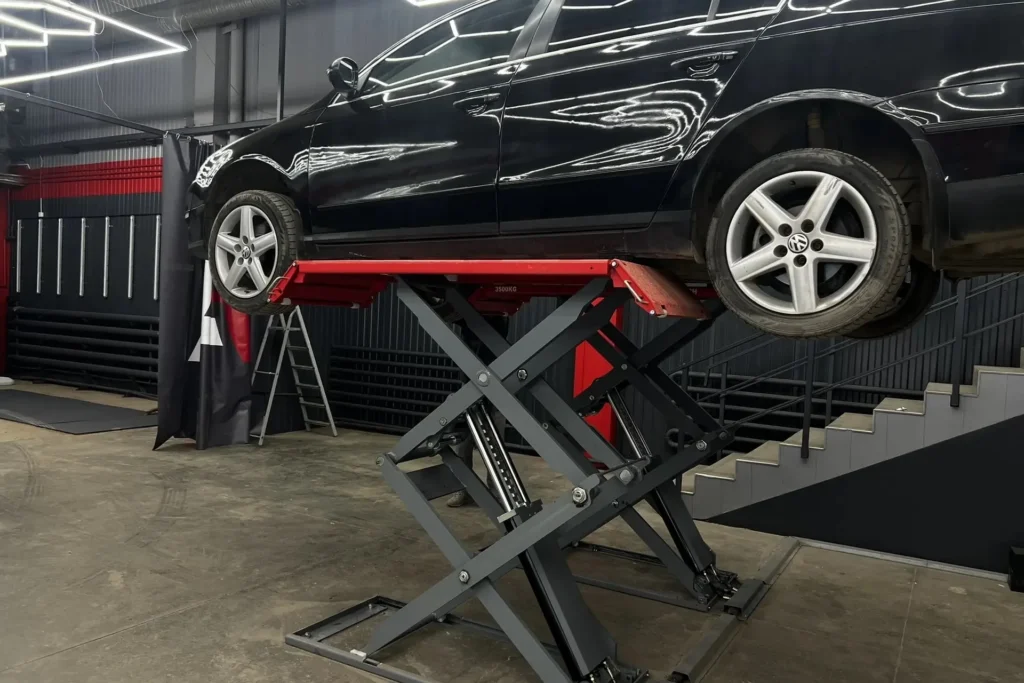 Автомобиль на подъёмнике в центре АвтоВердикт перед осмотром днища